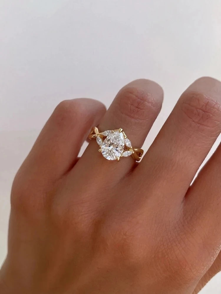 Bague élégante en argent avec croix et zircon goutte d’eau