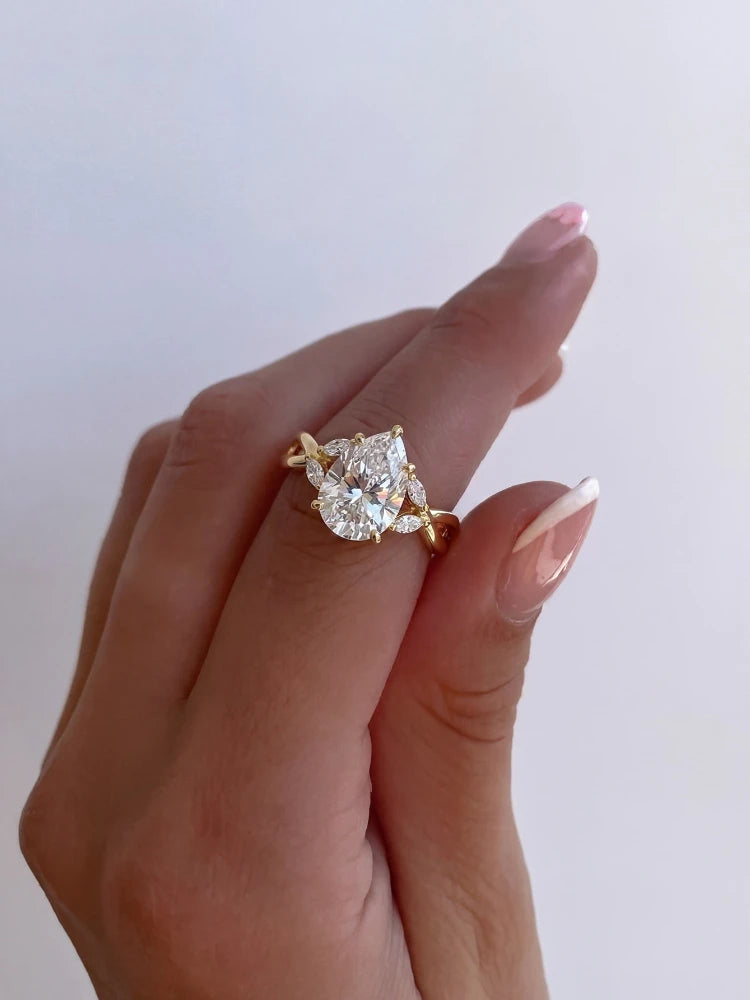 Bague élégante en argent avec croix et zircon goutte d’eau