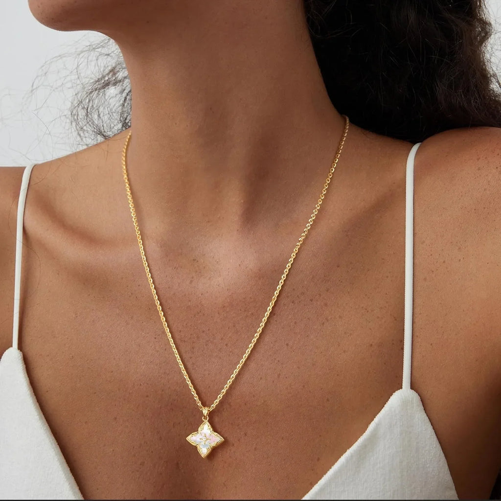 Collier Trèfle Élégant Plaqué Or avec Pendentif CZ ✨