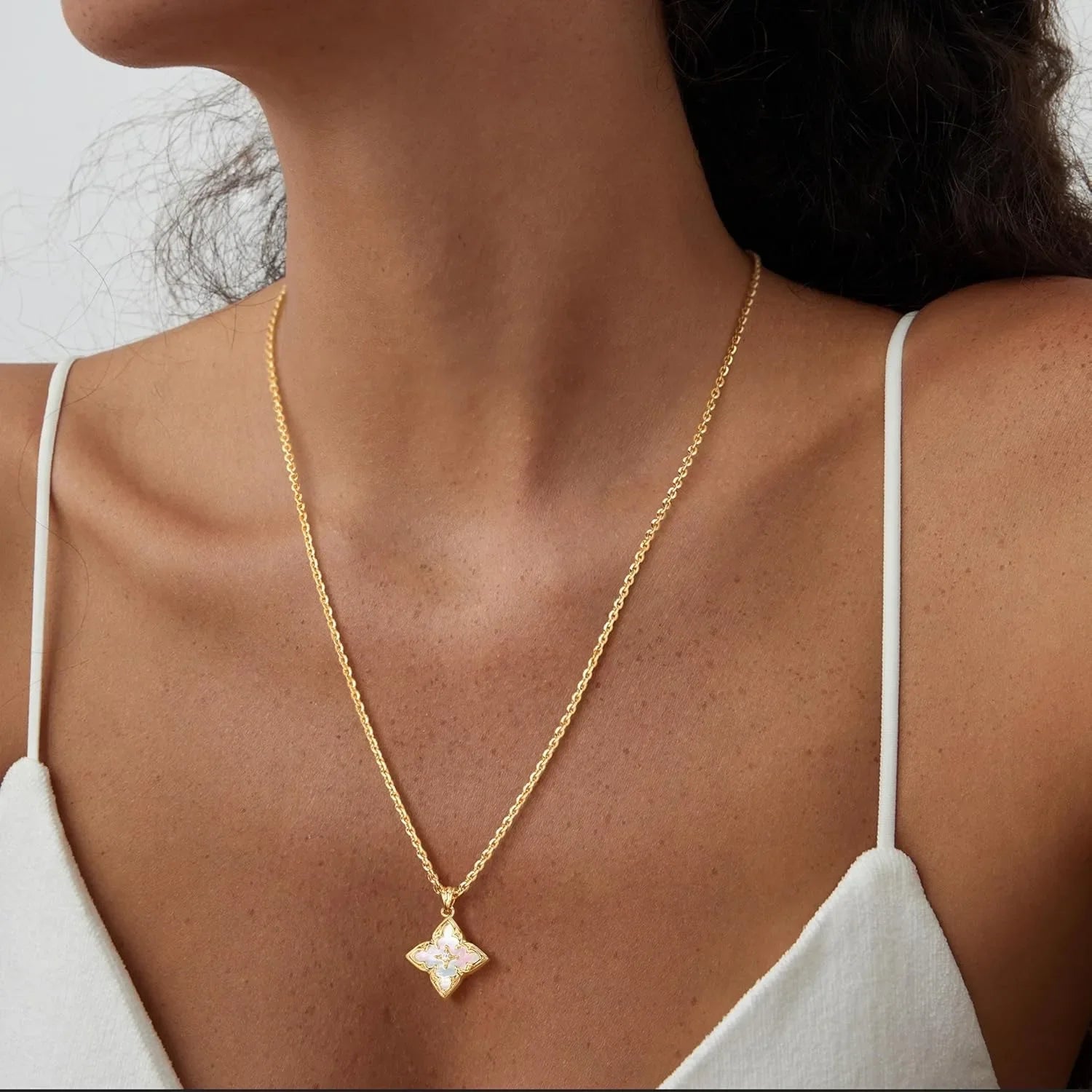 Collier Trèfle Élégant Plaqué Or avec Pendentif CZ ✨