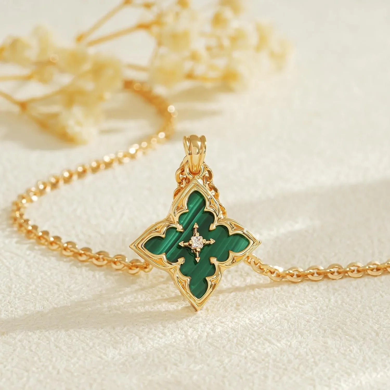 Collier Trèfle Élégant Plaqué Or avec Pendentif CZ ✨