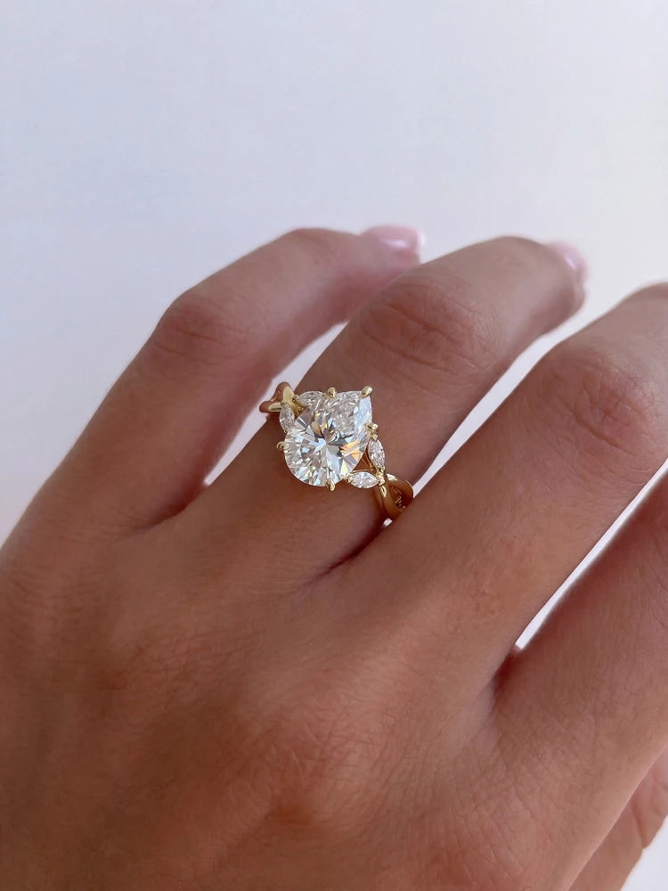 Bague élégante en argent avec croix et zircon goutte d’eau