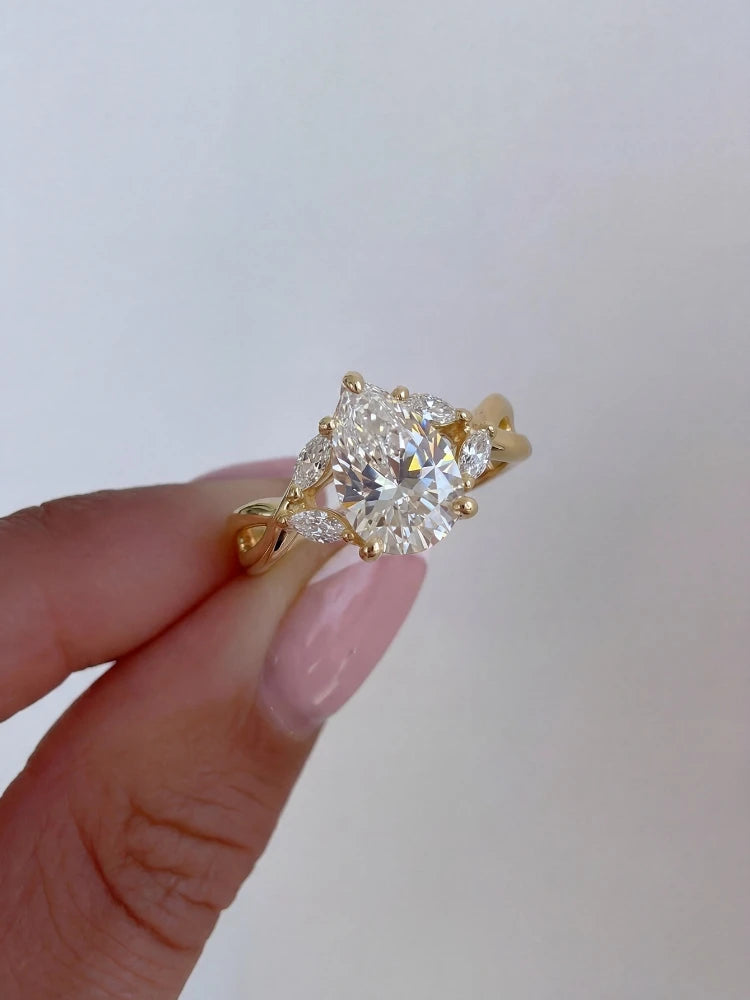 Bague élégante en argent avec croix et zircon goutte d’eau